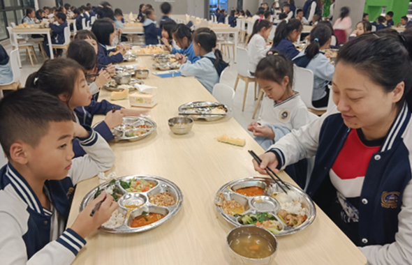 明厨亮灶鲜食，在师生餐盘里见功夫